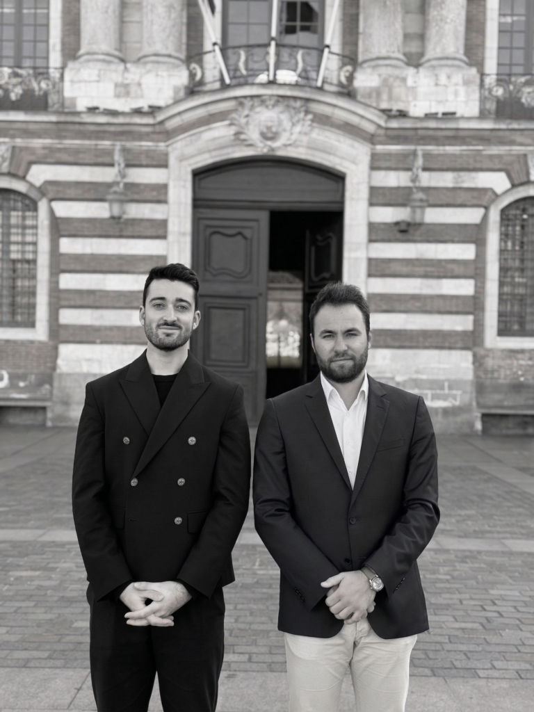 ARCH est un cabinet de conseil indépendant fondé par Maxime Vigneaux et Lucas Niglio, spécialisé dans le conseil stratégique auprès des décideurs publics et des organisations.